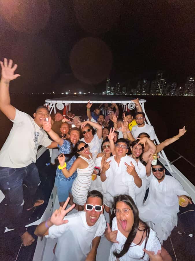 2-hour tour in Cartagena Sunset View in party boat - The 2-hour bay ride: Manga, Bocagrande, and Castillogrande from the water
