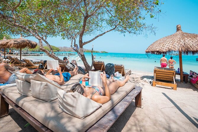 5 Stop Boat Tour Rosario Islands with Lunch, Forts, & Snorkeling - The wildlife-tour ending: Rosario Island resort calm vs Cholon chaos