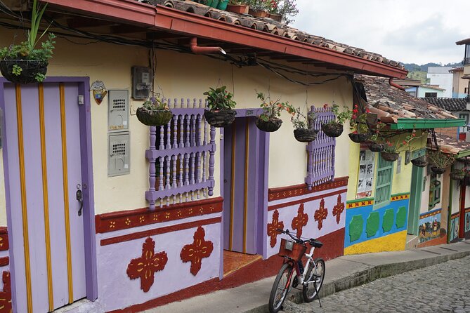 90 Minute Walking Tour of Guatapé - Souvenir included, but plan for water