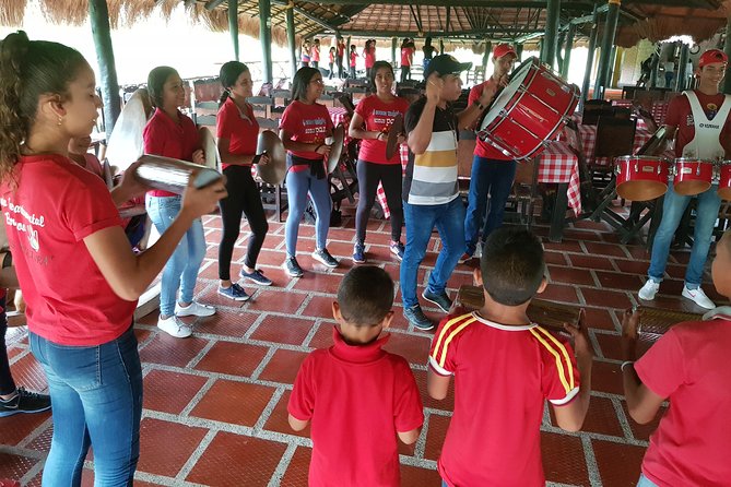 A day as a Caribbean artist - Learning a Traditional Colombian Song With Kids and Teachers