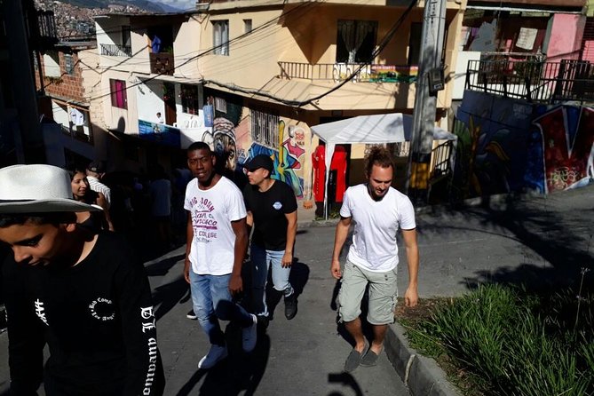 Advanced package Pablo Escobar tour including C13 and barrio PE aprox 8 hrs - Escaleras Electricas De La Comuna 13: Graffiti in Motion, Then Move On