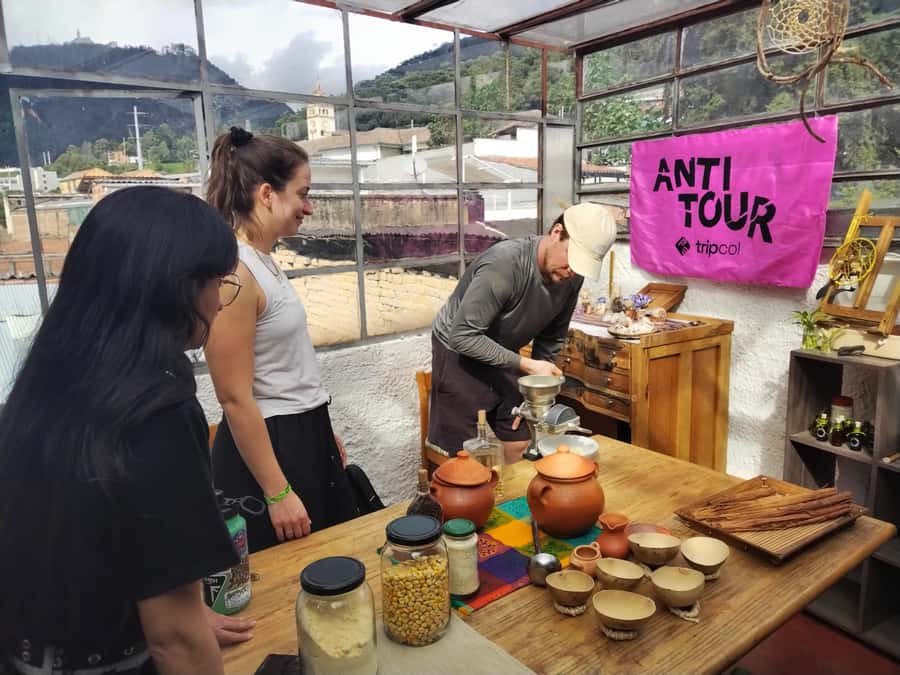 Anti tour Medellin - A 3-hour anti-tour that reads the city like a question