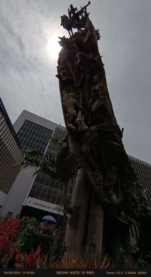 Anti tour Medellin - La Playa Avenue and Casa de la Memoria Museum: reflection you can’t skip