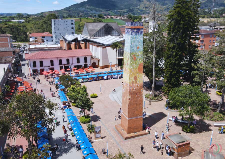 Antioquia’s Villages: El Retiro, La Ceja, and More - El Retiro: colonial streets and the woodwork that people actually buy