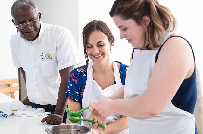 Bazurto Popular Market and Cooking Classes - Inside the family kitchen: what the class feels like