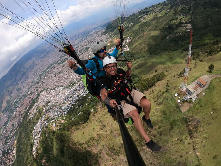 Bello: Paragliding in Medellín - Getting ready: register, brief, then settle in