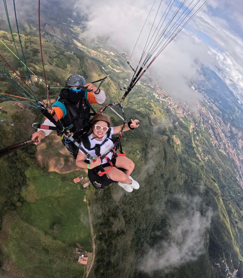 Bello: Paragliding in Medellín - The flight you actually came for: 15 minutes tandem, with room to choose