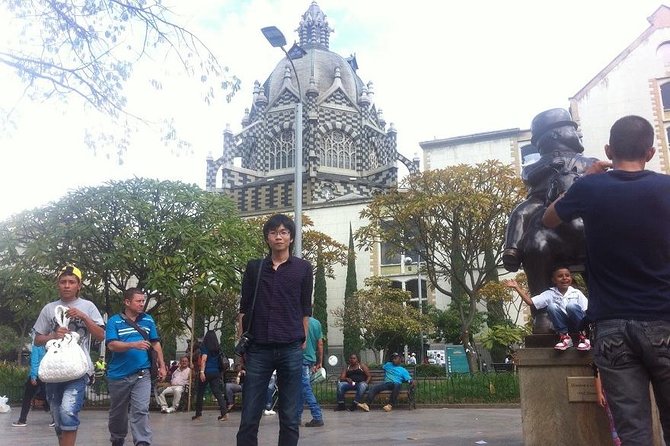 Best Full Day Private Medellin City Tour and Botero´s Plaza - Stop 1: Plaza Botero and the easy start that sets the tone