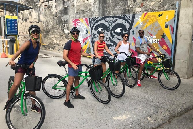 Bike city tour Cartagena - Barrio Getsemaní: the neighborhood first, then the fort logic