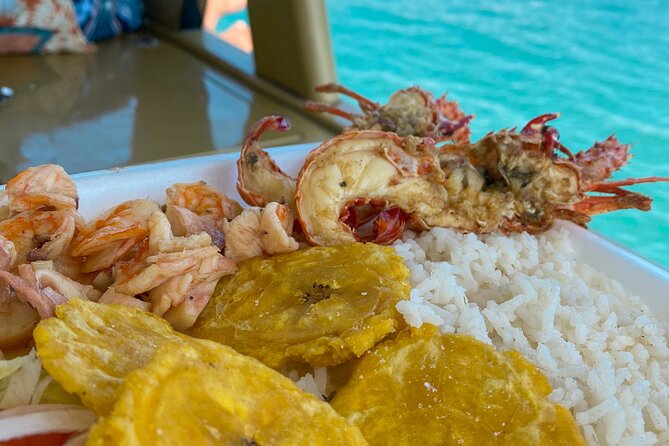 Boat rental for the Rosario Islands up to 15 people. - Food and drinks: plan smart with the lunch options