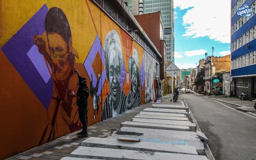 Bogotá: Graffiti Tour el mejor recorrido de arte urbano - Guides that turn art history into real conversation