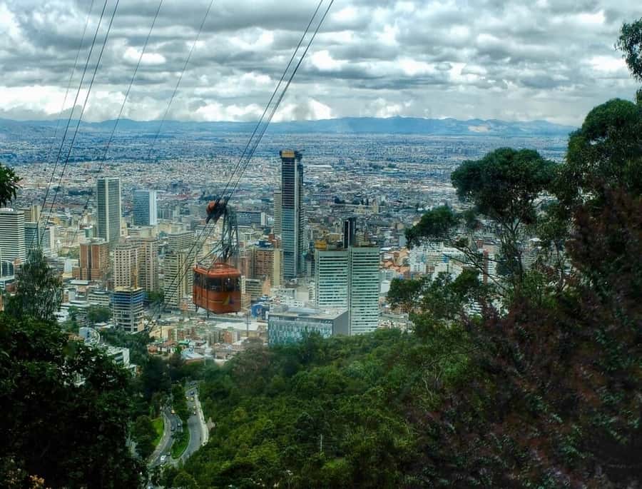 Bogotá: Grand City Tour with Monserrate, Usaquén and Lunch - Following the city’s water lines: Eje Ambiental, river history, and Salmona