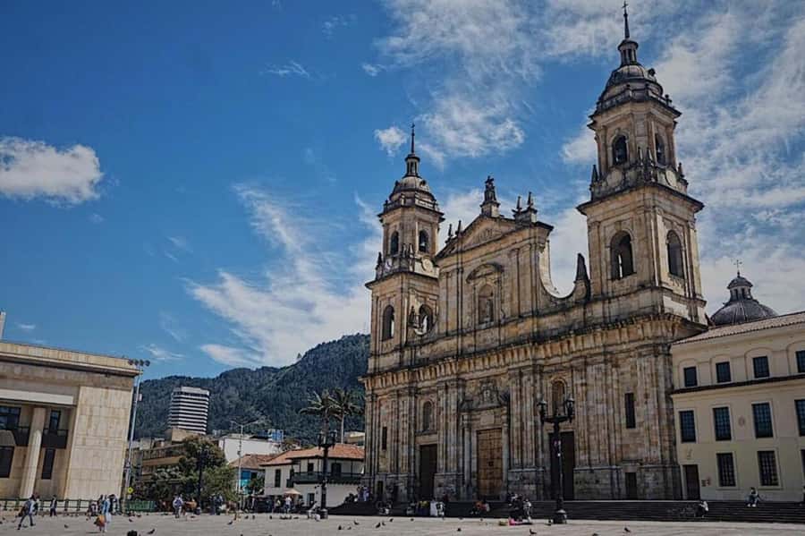 Bogotá: Guided La Candelaria Walking Tour - Fruit, Chocolate, Coffee, and Coca Tea: The Food Stops That Actually Teach