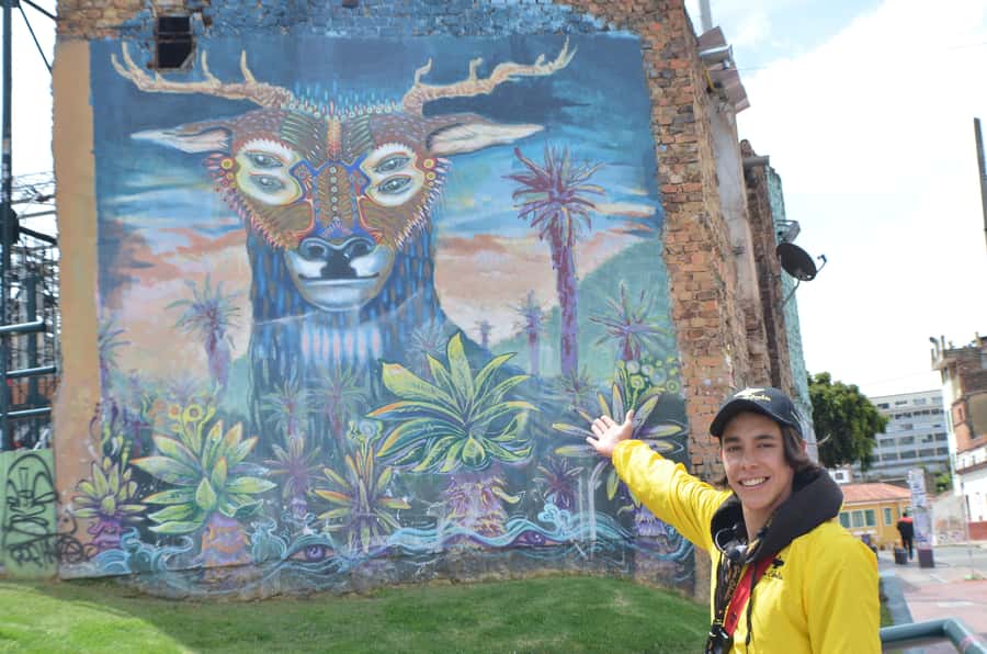 Bogotá: La Candelaria Graffiti & Urban Art Guided Tour - The photo stop return to La Candelaria, with better viewing skills