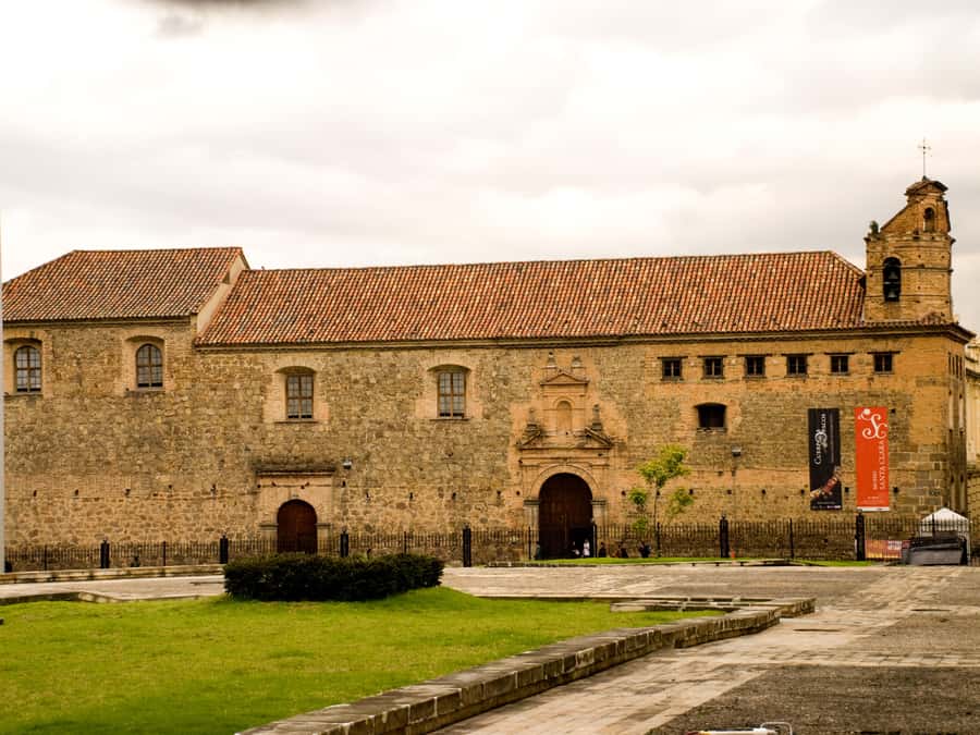 Bogotá: Private Candelaria Walking Tour with Gold Museum - Snacks, Soft Drink Stops, and Keeping Your Energy Up