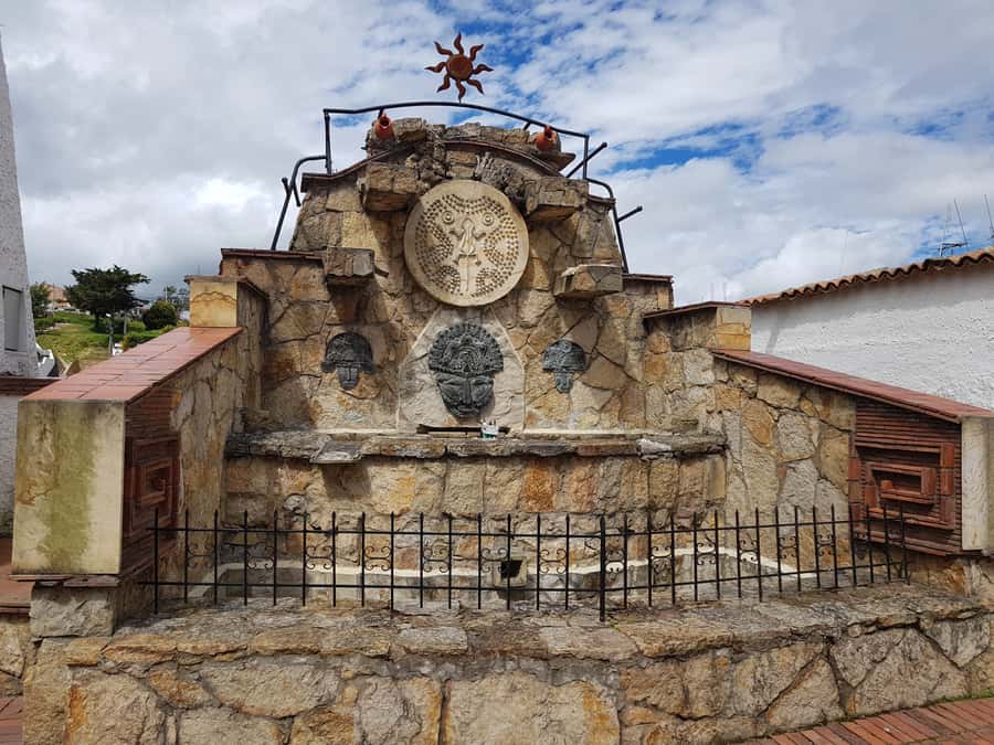 Bogotá: Salt Cathedral & Lake Guatavitá Tour with Lunch - Lunch and colonial Guatavita flavor: where the day breathes