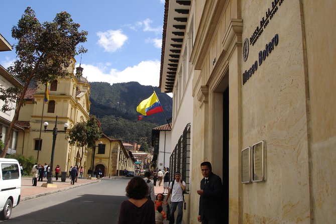 Botero Museum Guided Visit - Getting there smoothly: 10:00 AM start, meet point, and transfers