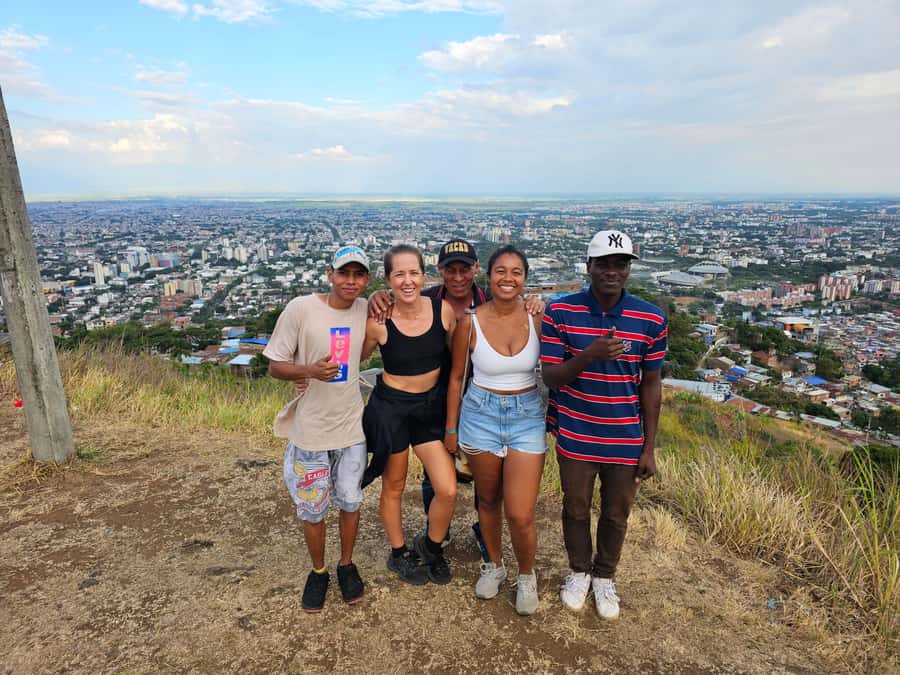 Cali: Comuna 20 Siloé Street Art Tour - The walking part that makes the tour worth it: murals, alleys, and staircases