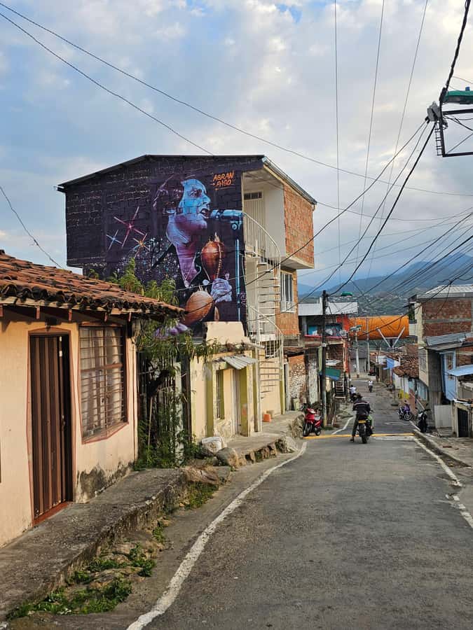 Cali: Comuna 20 Siloé Street Art Tour - Terminal Cañaveralejo and the 10-minute cable car start