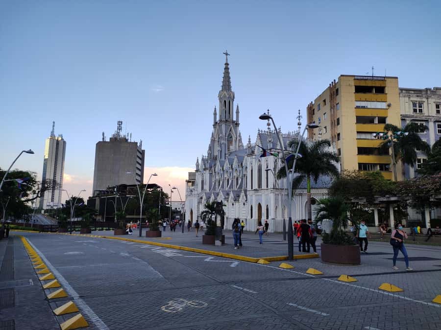 Cali: Cristo Rey, Tertulia Museum & Downtown Cali City Tour - San Antonio on foot: the guided walk that keeps the day cohesive