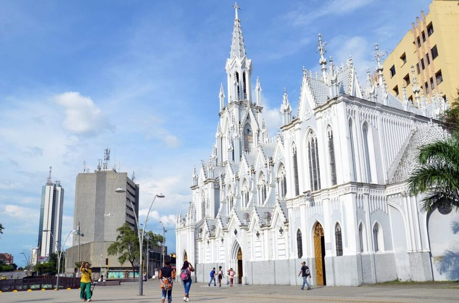 Cali: Two hours walking Cali City discovery tour - Iglesia La Merced and the start of Cali Centro
