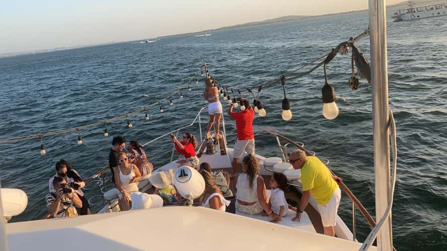 Cartagena: 4-course Culinary Experience aboard a catamaran - 1.5 hours around the Bay: illuminated walls and hotel lights