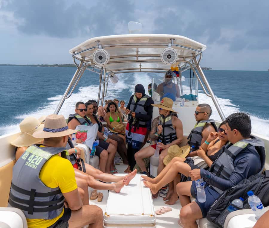 Cartagena: 5 Island Boat Tour with Night Bioluminescent Stop - Isla Grande and the walk-and-shop break