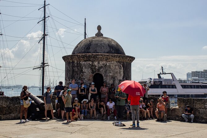Cartagena Antigua & Barrio Getsemani group with audio system - Where you begin: Plaza Santo Domingo and the El Mestizo moment