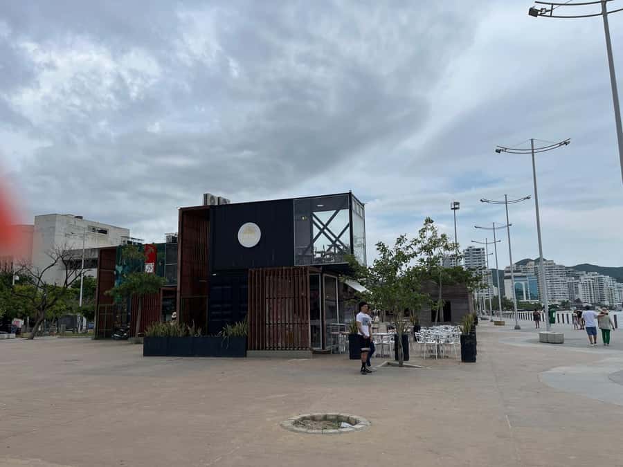 Cartagena: Barranquilla and Santa Marta BILINGUAL GUIDE - Barranquilla on La Arenosa: Shark fin, Ventana al Mundo, and Malecón del Caimán