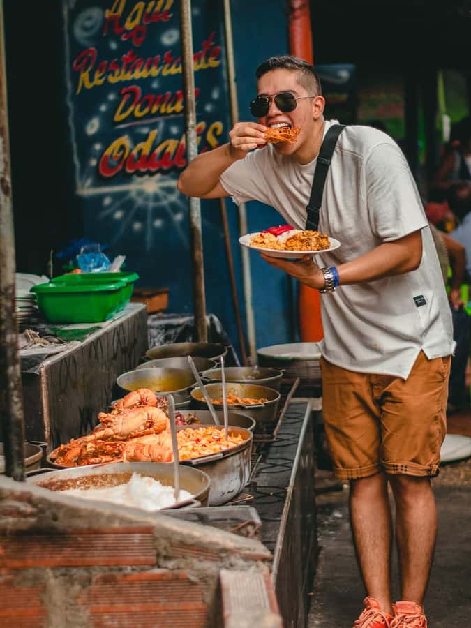 Cartagena Bazurto Market: Authentic Food & Culture Tour - What you eat and drink: tropical fruit, guarapo, and a proper lunch