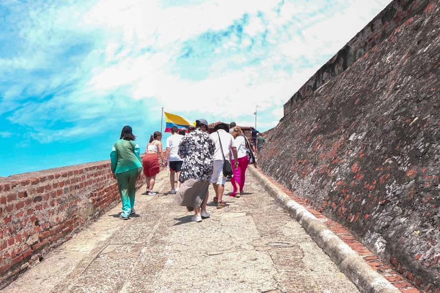 Cartagena: BILINGUAL CITY TOUR San Felipe Castle & Old city - The photo and shop stops: how to keep control of your time