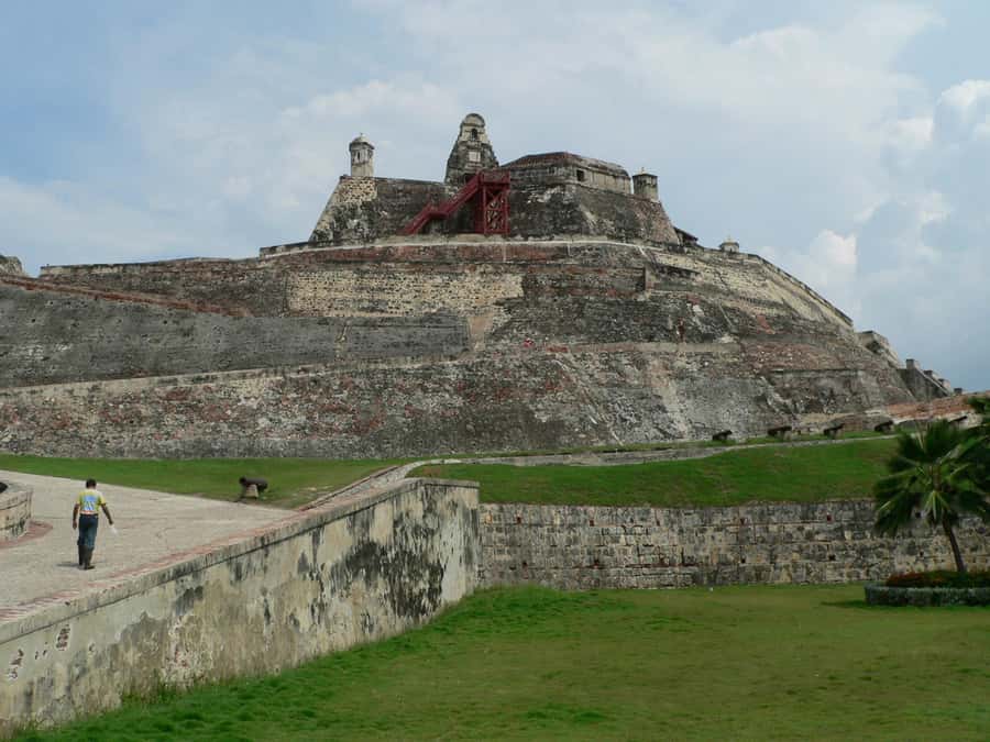 Cartagena: BILINGUAL CITYTOUR + SAN FELIPE CASTLE & Old city - Should you book this Cartagena bilingual Chiva and San Felipe tour?