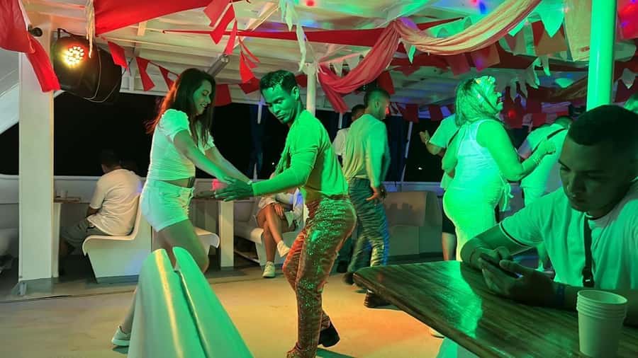 Cartagena: Buffet & party night,cocktails sailing in the bay - What you should expect at each stage, start to finish