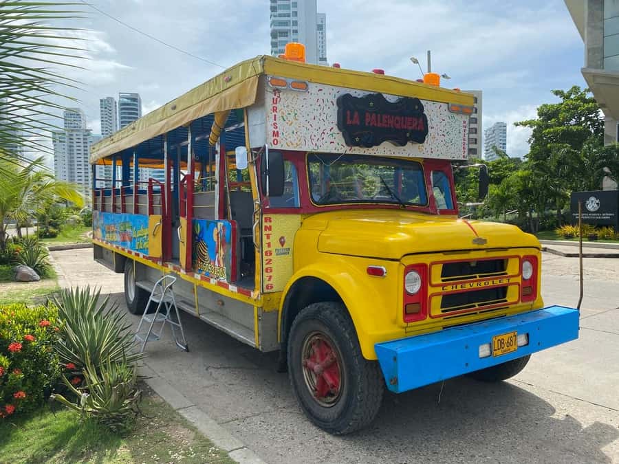 CARTAGENA: Chiva Tipical Chiva Rumbera night with entrance to the Disco - Bus time and viewpoints: you get the route feel without long waits
