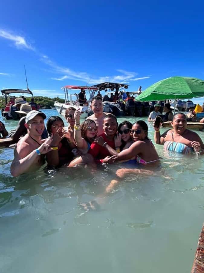 Cartagena: CHOLON & BARU with lunch - Cholón for 4 hours: lunch, beer, chairs, and meeting people