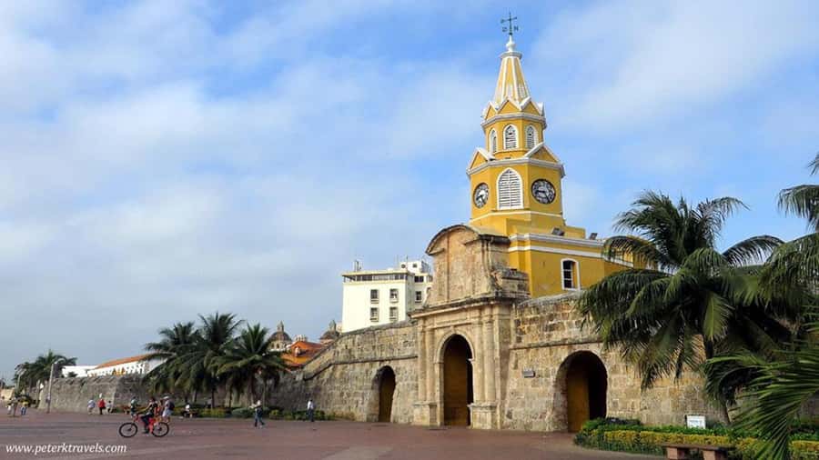 Cartagena: CITY TOUR OVERVIEW of the city Boots castle chiva - First drive through Bocagrande and Laguito, with the best early photo angles