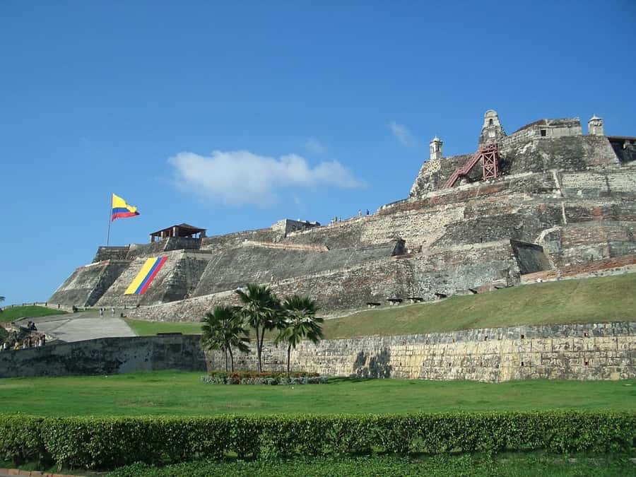 Cartagena: CITY TOUR OVERVIEW of the city Boots castle chiva - Entering the walled historic center: walking stops that connect the dots