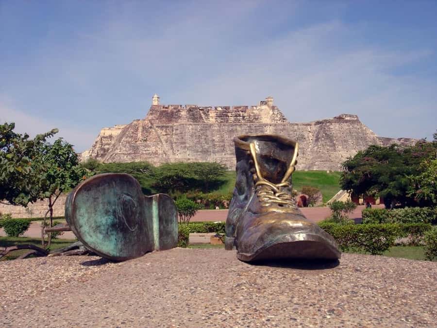 Cartagena: CITY TOUR OVERVIEW of the city Boots castle chiva - What to bring so the heat and walking do not ruin your photos