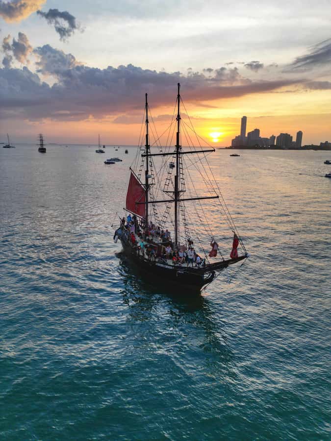 Cartagena, CO: Sunset Skyline Pirate Boat Tour with Drinks - The sunset moment: where to stand and when to take photos