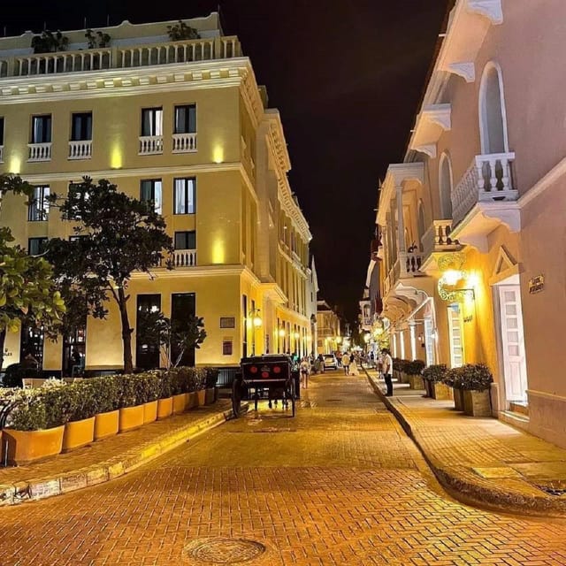 Cartagena: COLLONIAL HORSE DRAWN CARRIAGE by THE OLD CITY - Meeting near the Naval Museum: where to start and how to find it fast