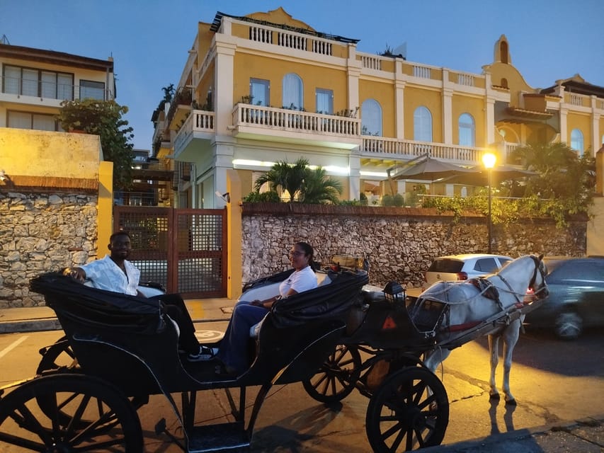 Cartagena: COLLONIAL HORSE DRAWN CARRIAGE by THE OLD CITY - Santo Domingo Square: getting the square vibe without the long walk