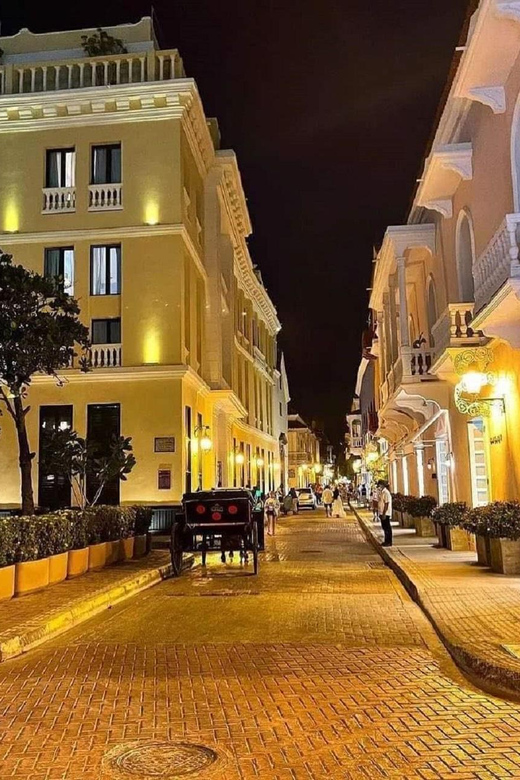 Cartagena: COLLONIAL HORSE DRAWN CARRIAGE by THE OLD CITY - The horse, the carriage, and the photo support you’ll be glad you have