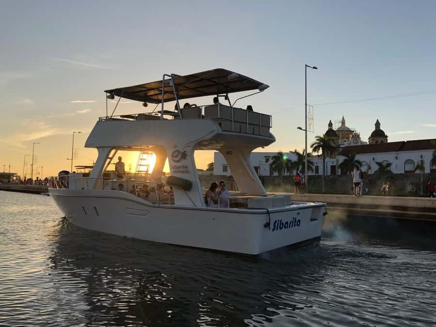 Cartagena: Cruise by the Bay with Dinner and Wine - Cartagena dinner cruise at a glance