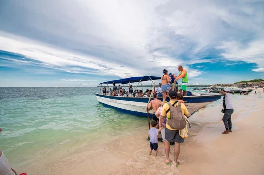 Cartagena de Indias: 2x1 Boat trip to the Rosario Islands and Baru Island - The speedboat ride: Cartagena, Tierra Bomba, and fort views