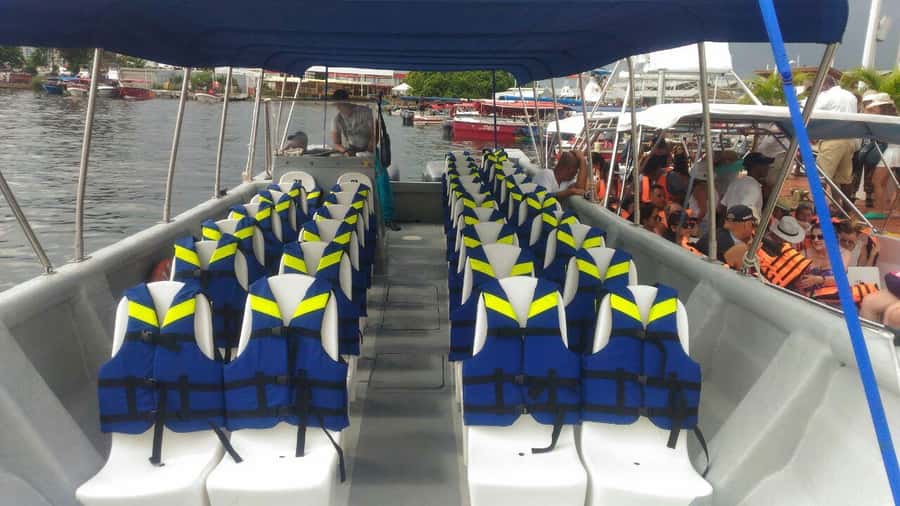 Cartagena de Indias: Pasadia 5 Islas del rosario and Baru boat trip - Cholón Island: clear water, seafood, and the reality of beach selling