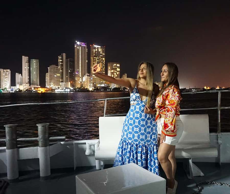 Cartagena: Dinner on a boat while you sail through the Bay - Cartagena Bay dinner boat, what you really get in 3 hours