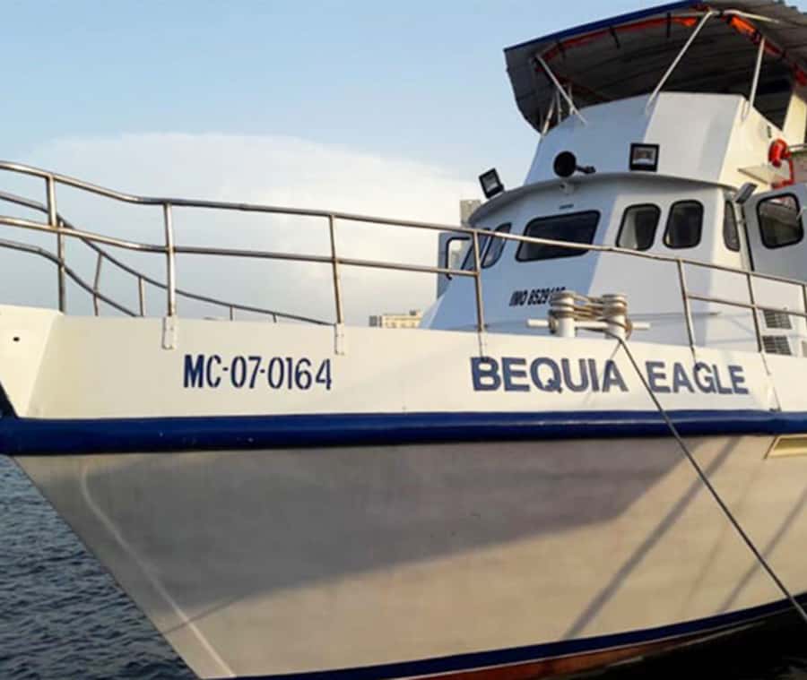 Cartagena: Dinner on a boat while you sail through the Bay - Welcome cocktail and open bar, national liquor with a clear catch