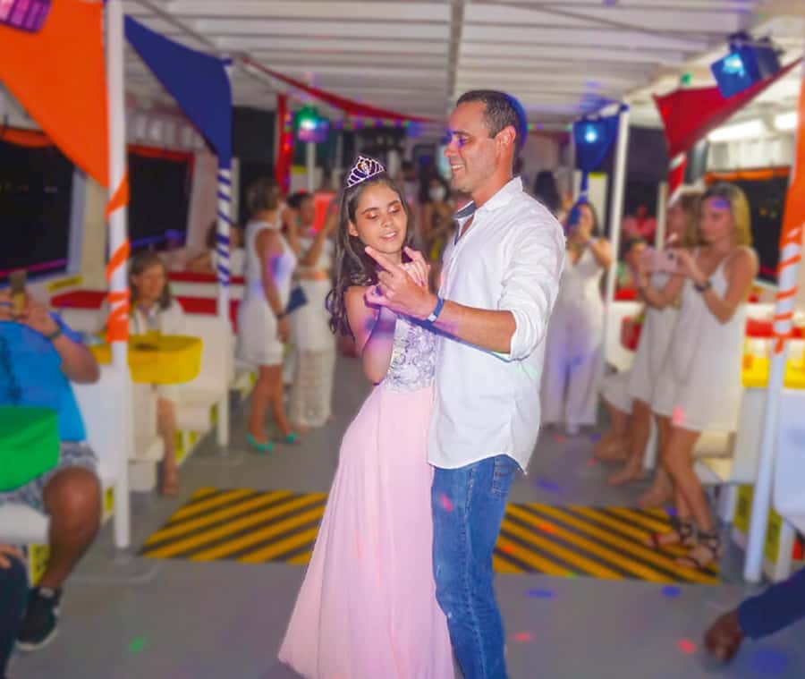 Cartagena: Dinner on a boat while you sail through the Bay - The bay views paired with dance show and contests