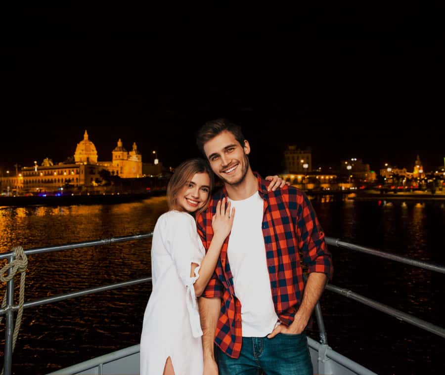 Cartagena: Dinner on a boat while you sail through the Bay - Who should book this Cartagena bay dinner cruise