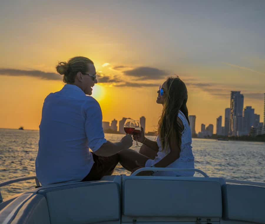 Cartagena: Dinner on a boat while you sail through the Bay - Entering at Muelle de la Bodeguita, and how to not get flustered
